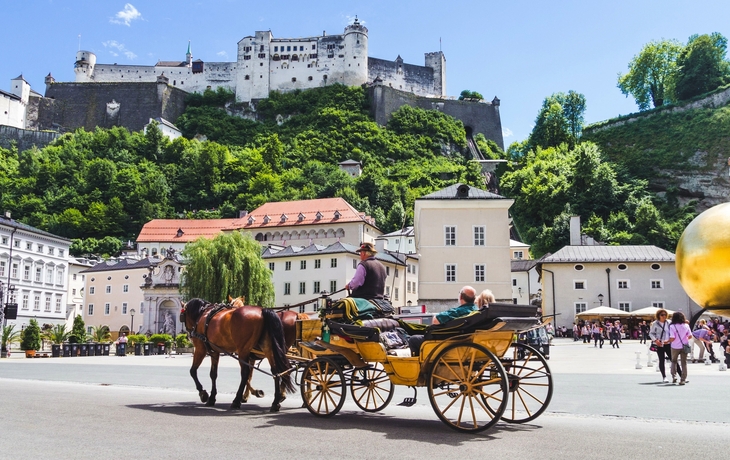Touristen, die in Pferdewagen Salzburg besichtigen,Österreich