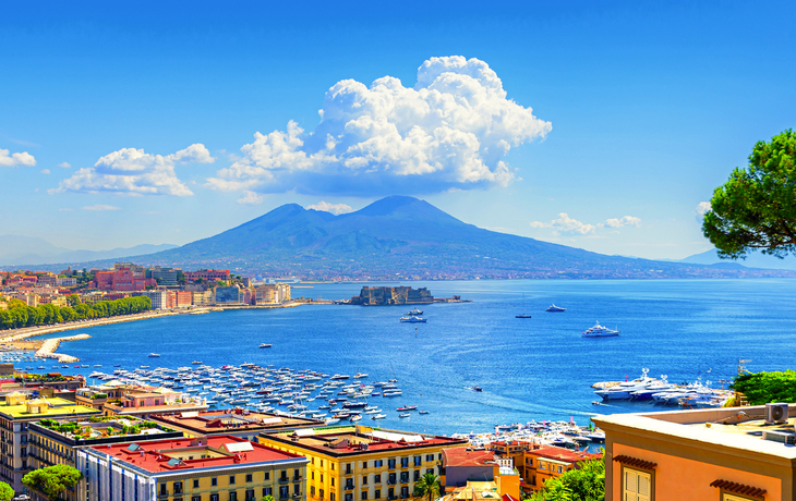 Blick auf den Golf von Neapel vom Posillipo-Hügel mit dem Vesuv im Hintergrund
