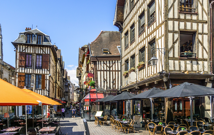 mittelalterliche Fachwerkhäuser auf dem Marktplatz in Troyes