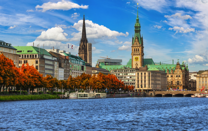 Hamburg, Deutschland: Stadtpanorama an der Alster zur Zeit des Herbstlaubs