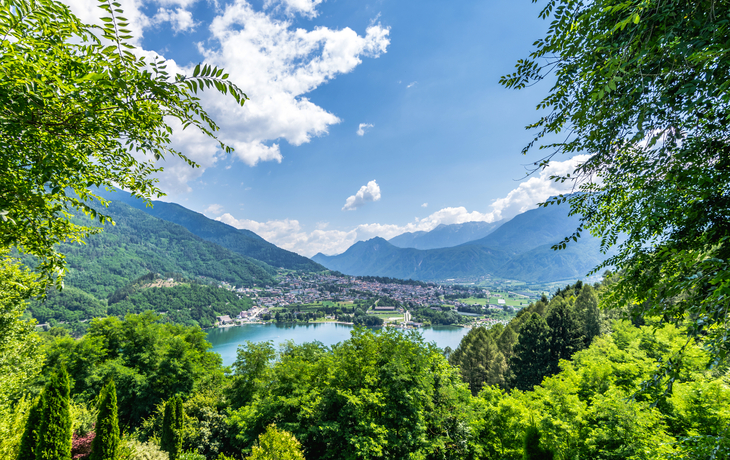 Blick auf den Lago di Levico im Trentino, Italien