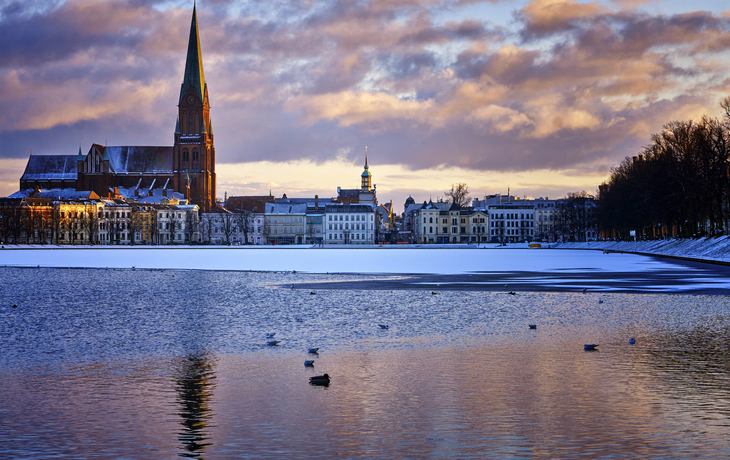 zugefrorener Pfaffenteich in Schwerin, Deutschland