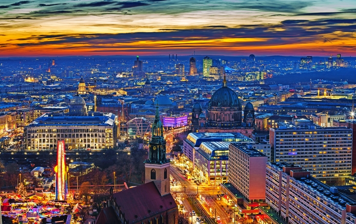 Skyline von Berlin mit Weihnachtsmarkt, Deutschland
